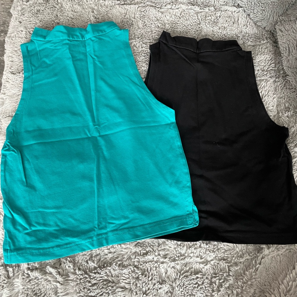 2 Crop Tops - Picture 2 of 4